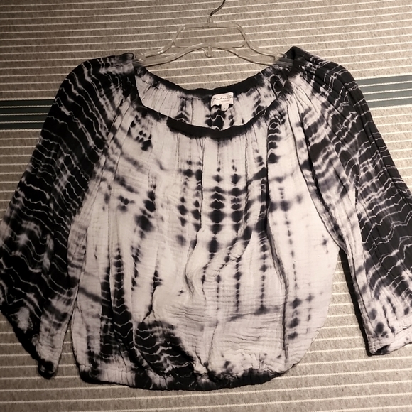 4/$20 Adorable Navy tie die blouse - Picture 1 of 3
